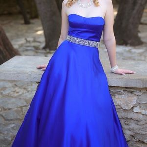 Beautiful Blue Gown size 2-4